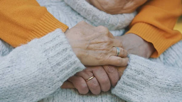 Fechar as mãos enrugadas. Um velho casal feliz a abraçar-se no parque. Um idoso a namoriscar com uma idosa. Romance na velha idade dançando no dia de outono — Fotografia de Stock