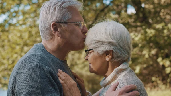 Feliz día disfrutando en el parque. Hombre mayor coqueteando con una anciana. Danza en día de otoño —  Fotos de Stock