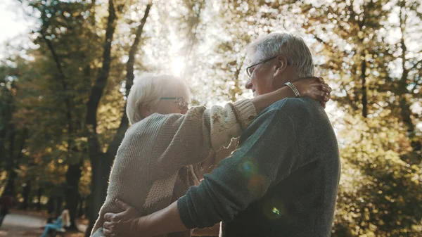 Feliz día disfrutando en el parque. Hombre mayor coqueteando con una anciana. Danza en día de otoño —  Fotos de Stock