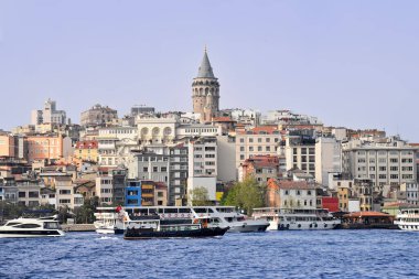 İstanbul, Türkiye 'nin pitoresk manzarası. Galata Kulesi ve feribot manzarası