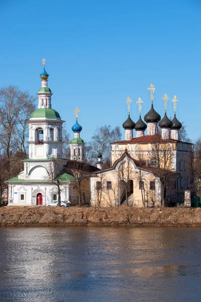 Twee Prachtige Kerken Aan Oever Van Rivier Vologda Vologda Rusland — Stockfoto