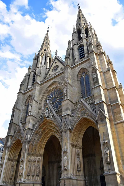 Gökyüzüne bakan güzel Gotik kilisesi. Fotoğraf Paris, Fransa 'da çekildi.