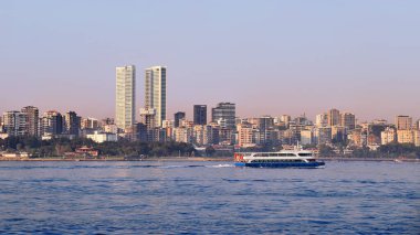 Türkiye 'nin İstanbul kentinin arka planına karşı Akşamları gemi kalkıyor