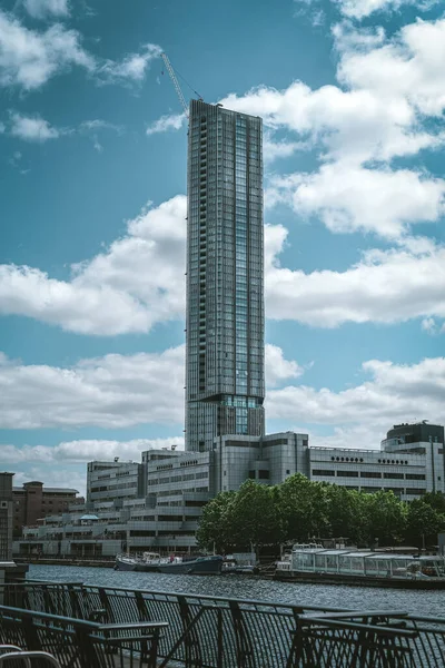 Grattacielo Moderno Nel Cielo Blu — Foto Stock