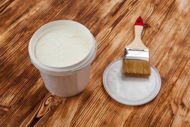 beyaz boya ve fırça ile fırçalanmış bir yüzey üzerinde yatar