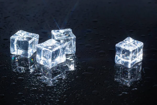 Siyah camlı dört buz küpü.