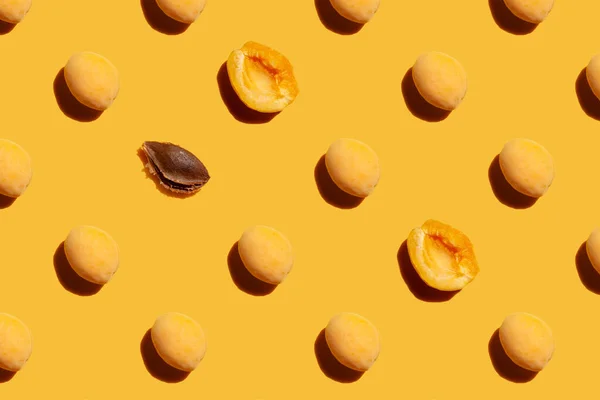 Mycket aprikos på en gul bakgrund — Stockfoto
