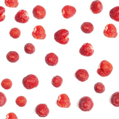 Beyaz arka planda bir sürü çilek var.