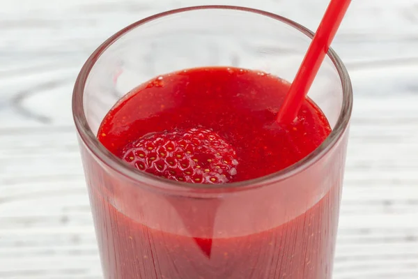Transparentes Glas mit Erdbeer-Cocktail — Stockfoto