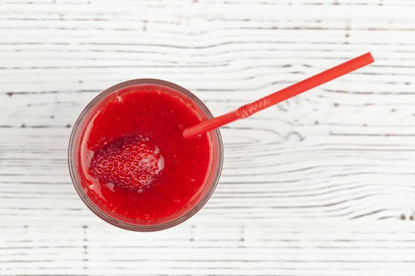 Transparentes Glas mit Erdbeer-Cocktail — Stockfoto