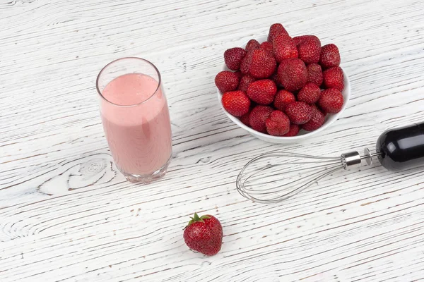 Aardbeiencocktail, blender en bord met aardbeien — Stockfoto