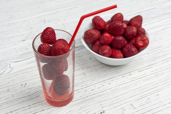 Transparant glas met aardbeien en witte plaat met aardbeien — Stockfoto