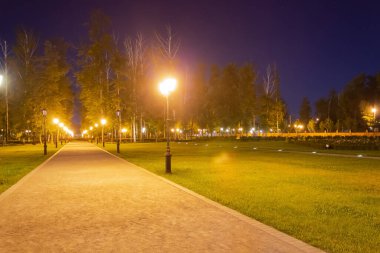 Akşam parkı, hipodrom ışıkları yanıyor.