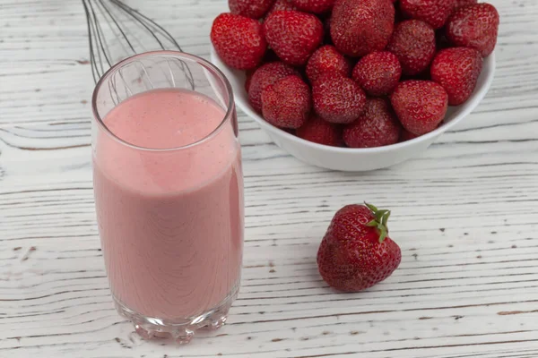 Erdbeer-Cocktail, Mixer und Teller mit Erdbeeren — Stockfoto