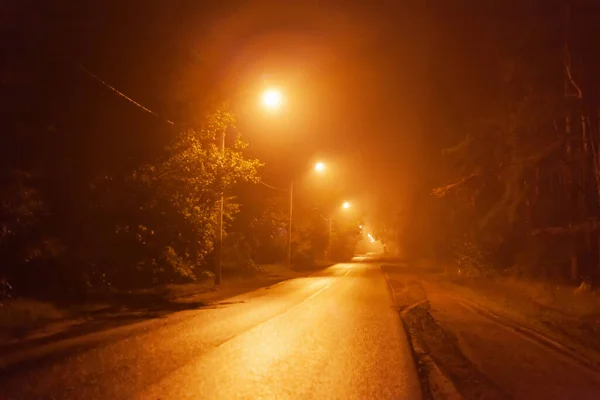 夜雾中的沙漠路 — 图库照片