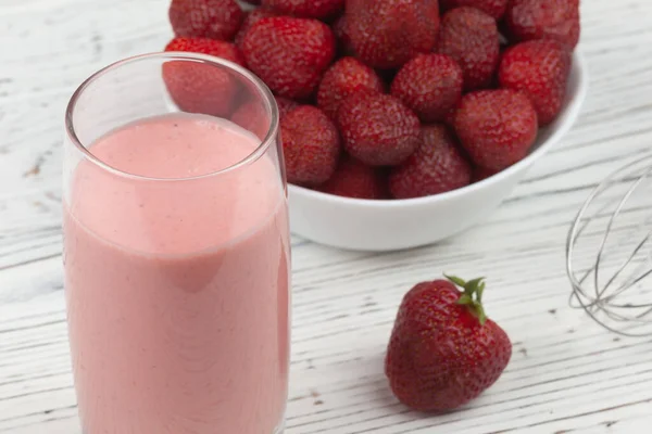 Aardbeiencocktail, blender en bord met aardbeien — Stockfoto