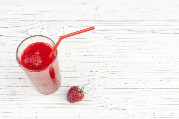 Transparant glas met aardbeiencocktail — Stockfoto