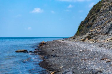 Vahşi kayalık Karadeniz plajı