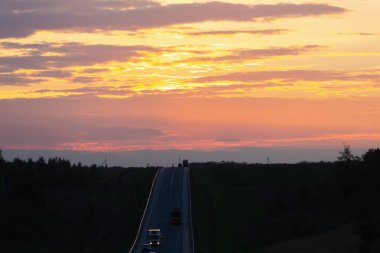 İki şeritli bir yolda gün batımı