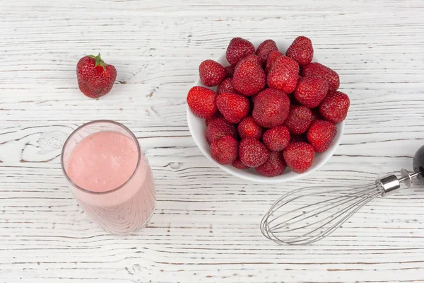 Aardbeiencocktail, blender en bord met aardbeien — Stockfoto