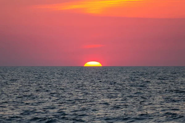 Szkarłatny zachód słońca nad morzem — Zdjęcie stockowe
