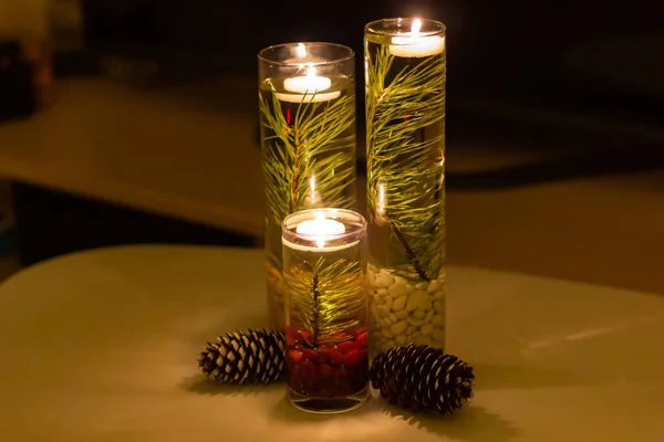 Tři svícny s plovoucími svíčkami — Stock fotografie