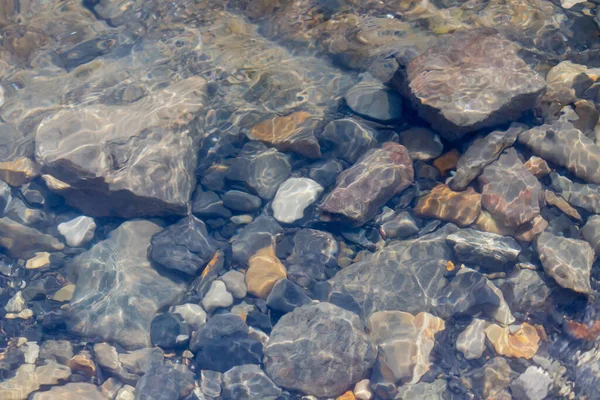 大きな小石でできた海底で — ストック写真