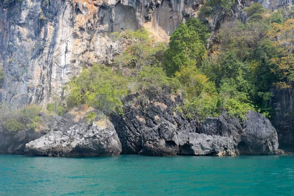 Rochers avec arbres dans la mer d'Andaman — Photo