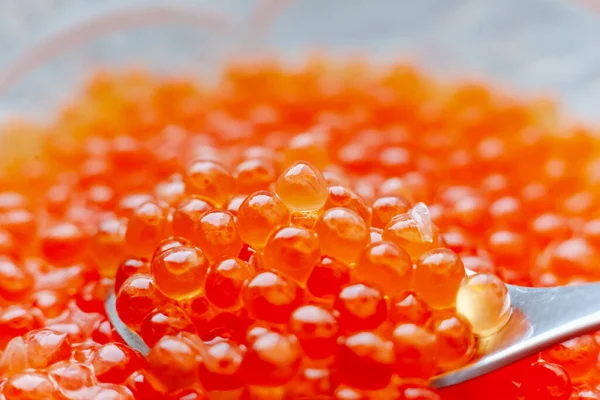 Kırmızı havyar yakın çekim kaşığında