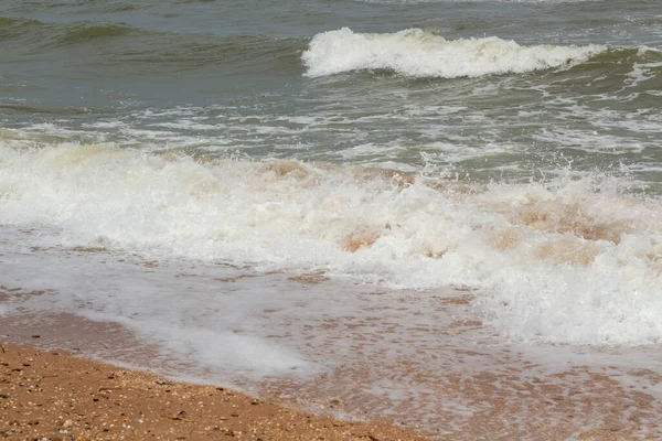 Złota plaża i fale surfingowe — Zdjęcie stockowe