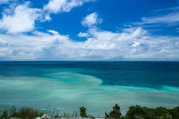 Blue sea against cloudy skies — Stock Photo, Image