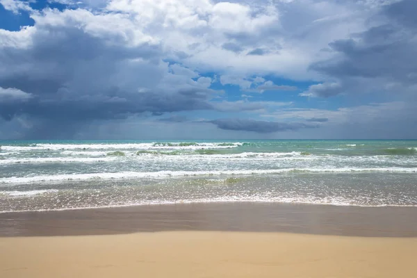 Piaszczysta plaża i lazurowe morze — Zdjęcie stockowe