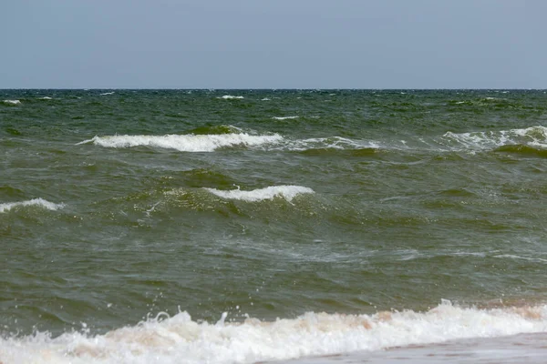 Ondas com cristas na superfície do mar — Fotografia de Stock