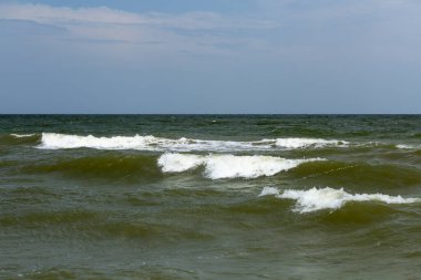 Denizin yüzeyinde tepeleri olan dalgalar