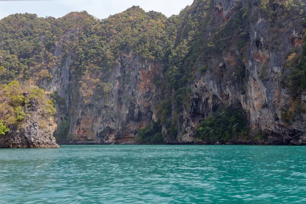 Magnifiques rochers avec des arbres dans la mer azur — Photo