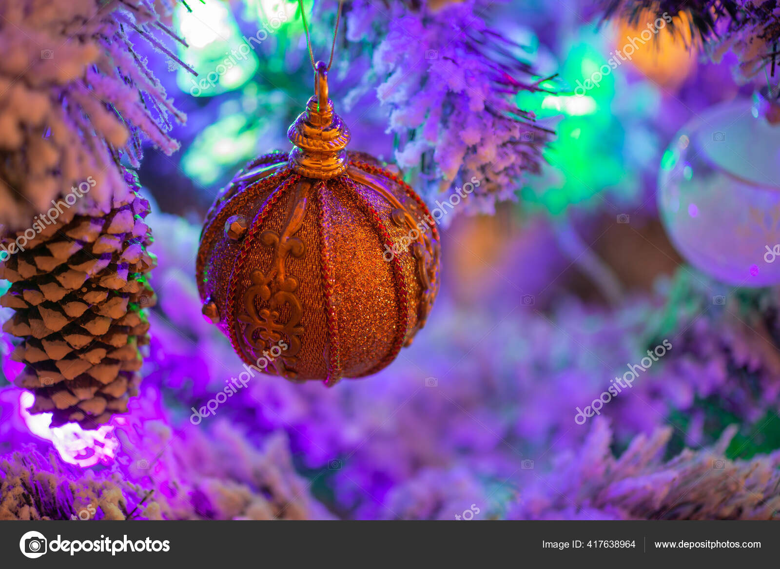Bela bola de Natal na árvore de Natal fotos, imagens de © glavbooh  #417638964