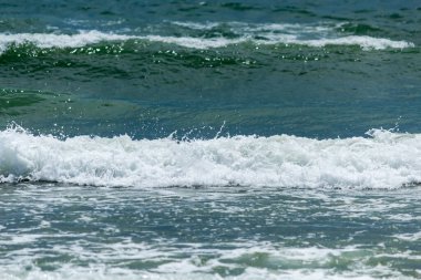 Dalgalar gök mavisi denizlerde