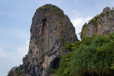 Sarı gri güzel kaya mavi gökyüzüne karşı