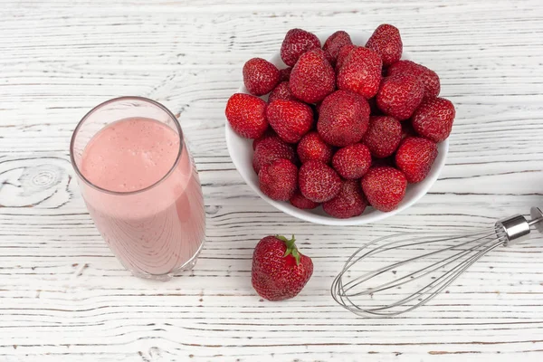 Erdbeer-Cocktail, Mixer und Teller mit Erdbeeren — Stockfoto