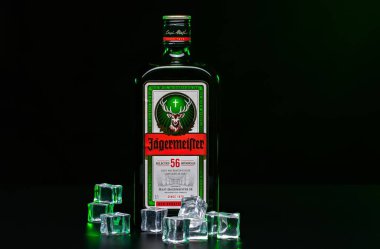 Rostov, Rusya, Temmuz 2019. Bir şişe Jagermeister, bir Alman sindirimi, Mast-Jagermeister SE 'nin sancak gemisi ürünü, buz küplü koyu arkaplan. Sadece editör kullanımı