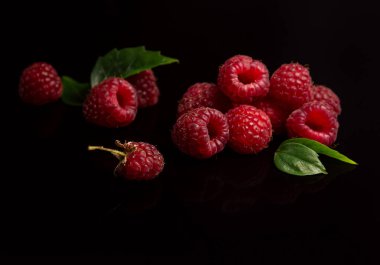 Siyah arka planda ahududu. Seçici odaklanma. Metin için boşluk.
