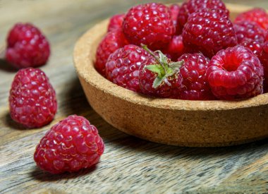 Ahşap bir arka planda olgun ahududu. Seçici odaklanma. Kırsal