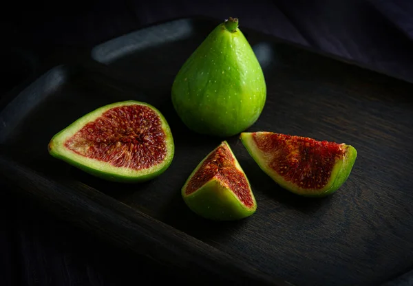 Higos Verdes Maduros Enteros Cortados Rodajas Una Tabla Madera Oscura — Foto de Stock