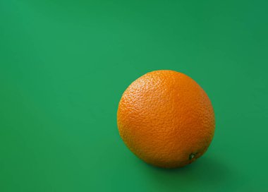 Katı yeşil arka planda olgun turuncu. Metin için boşluk