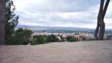Genç kız yazın gün batımında Granada 'da Alhambra' nın yukarısında koşuyor. Sağlıklı yaşam tarzı, aktif yaşam ve egzersiz.
