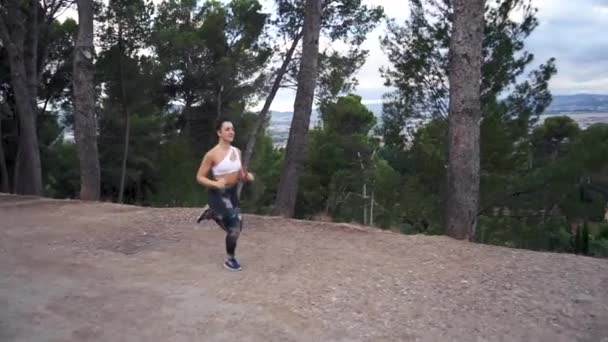 Мбаппе Молодая Девушка Бегущая Природе Закате Летом Над Альгамброй Гранаде — стоковое видео