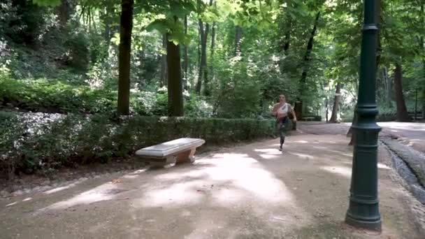 Joven Chica Bonita Corriendo Parque Aire Libre Día Verano Bajo — Vídeos de Stock