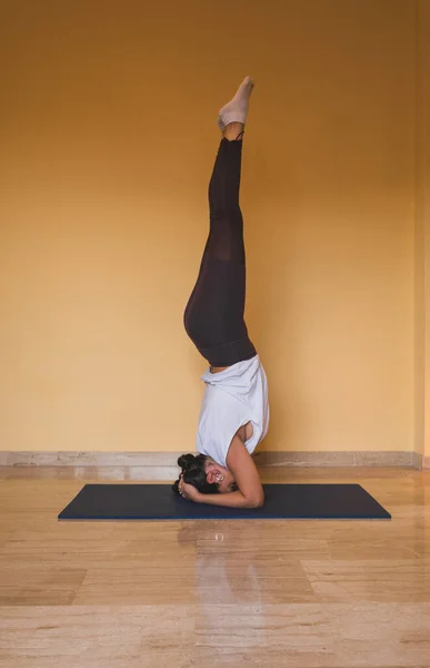 Klidná Žena Provádí Podporovaný Headstand Mat Side Pohled Štíhlé Ženy — Stock fotografie