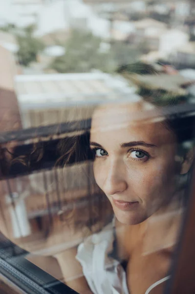 Retrato Una Guapa Morena Con Ojos Azules Mirando Cámara Fotografiada Imagen De Stock