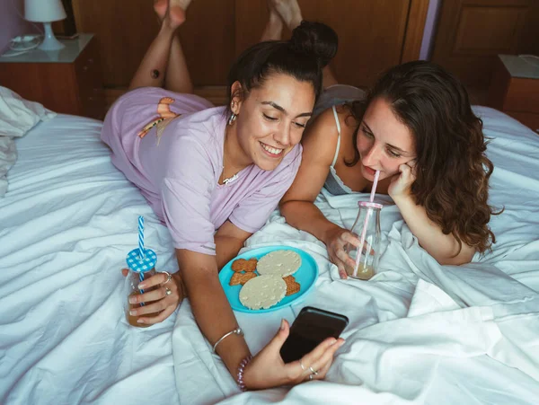 Zwei Freundinnen Frühstücken Hotelzimmer Liegen Zusammen Und Unterhalten Sich Und — Stockfoto